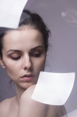 Güzel esmer kız portresi Bir bardak suyun altında