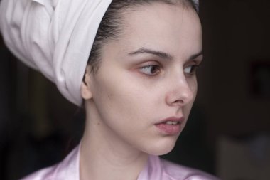 Sarıklı, kahverengi gözlü, esmer güzel bir kadın.