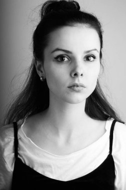 Güzel genç esmer kız siyah beyaz portre