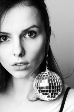 Disko toplu genç kadın. Siyah beyaz fotoğraf.