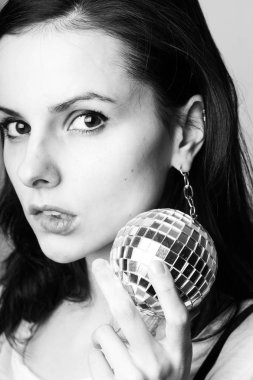 Disko toplu genç kadın. Siyah beyaz fotoğraf.