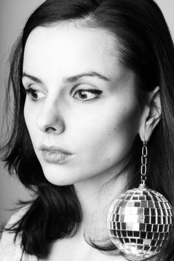 Disko toplu genç kadın. Siyah beyaz fotoğraf.