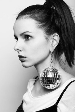 Disko toplu genç kadın. Siyah beyaz fotoğraf.