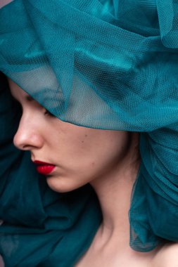 Dudaklarında kırmızı ruj olan genç bir kadın.