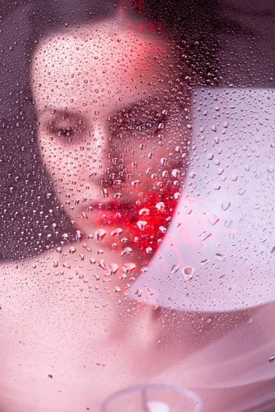 Красивая Юная Брюнетка Портрет Девушки Стаканом Воды — стоковое фото
