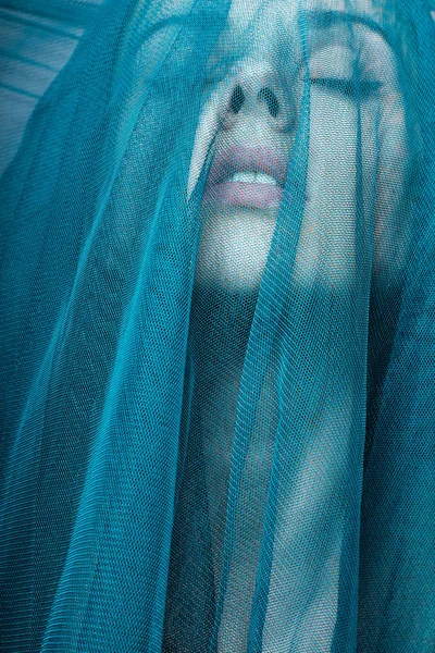 Молодая Женщина Синий Цвет Материала — стоковое фото