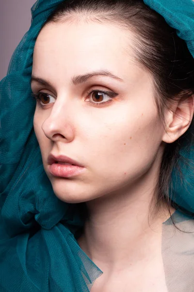 Genç Kadın Mavi Renkli Kumaş — Stok fotoğraf