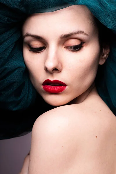 Jonge Vrouw Met Rode Lippenstift Haar Lippen — Stockfoto