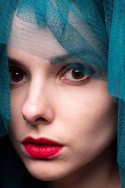 Dudaklarında kırmızı ruj olan genç bir kadın.