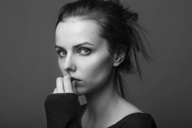 Güzel genç kız siyah beyaz portre