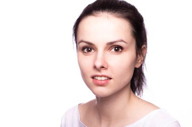 Beyaz tişörtlü, beyaz arka planda güzel bir kız.