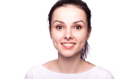 Beyaz tişörtlü, beyaz arka planda güzel bir kız.