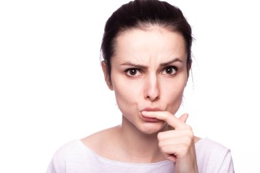 Beyaz tişörtlü, beyaz arka planda güzel bir kız.