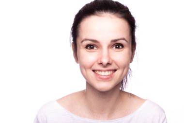 Beyaz tişörtlü, beyaz arka planda güzel bir kız.