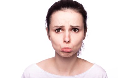 Beyaz tişörtlü, beyaz arka planda güzel bir kız.