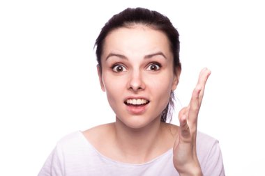 Beyaz tişörtlü, beyaz arka planda güzel bir kız.