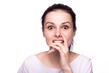 Beyaz tişörtlü, beyaz arka planda güzel bir kız.