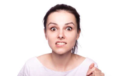 Beyaz tişörtlü, beyaz arka planda güzel bir kız.