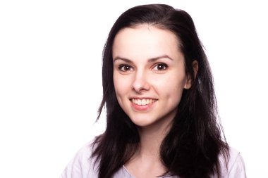 Beyaz tişörtlü, beyaz arka planda güzel bir kız.