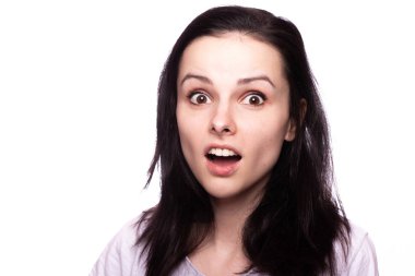 Beyaz tişörtlü, beyaz arka planda güzel bir kız.