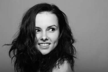 Güzel genç kız siyah beyaz portre