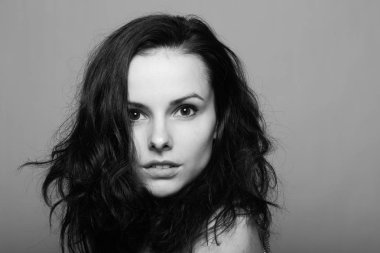 Güzel genç kız siyah beyaz portre