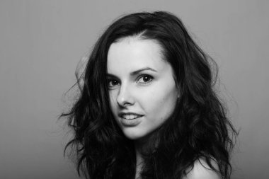 Güzel genç kız siyah beyaz portre