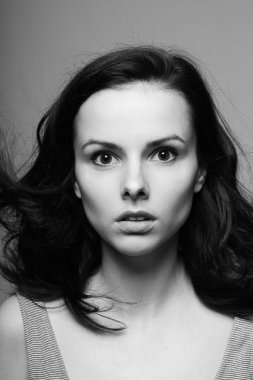 Güzel genç kız siyah beyaz portre
