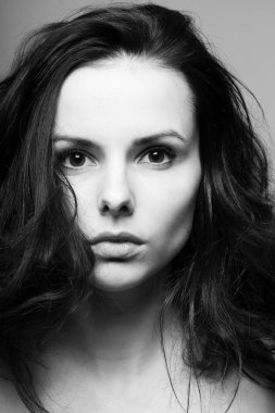 Güzel genç kız siyah beyaz portre