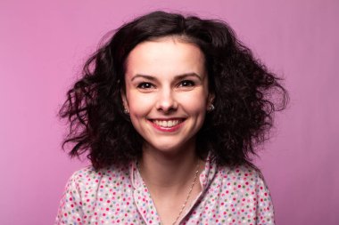  Pijamalı güzel kıvırcık kız pembe arka plan