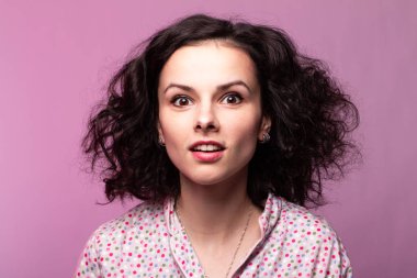  Pijamalı güzel kıvırcık kız pembe arka plan