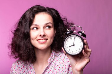  pijama güzel kıvırcık kız, pembe arka plan