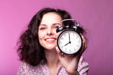 pijama güzel kıvırcık kız, pembe arka plan