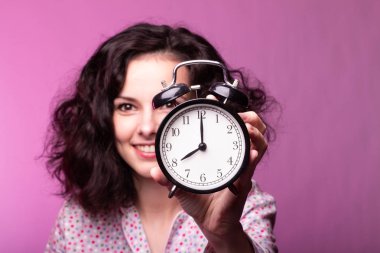 pijama güzel kıvırcık kız, pembe arka plan