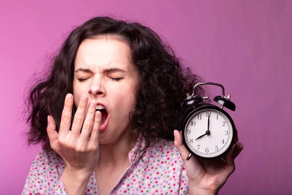 Bella Ragazza Riccia Pigiama Sfondo Rosa — Foto Stock