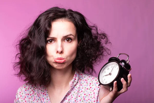 Mooie Krullend Meisje Pyjama Roze Achtergrond — Stockfoto