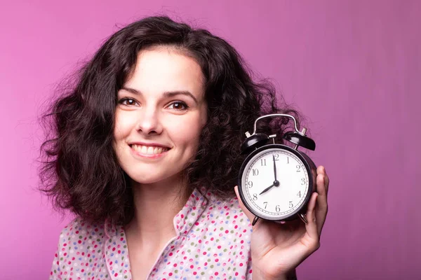 Vacker Lockig Flicka Pyjamas Rosa Bakgrund — Stockfoto