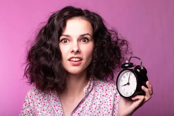 Mooie Krullend Meisje Pyjama Roze Achtergrond — Stockfoto