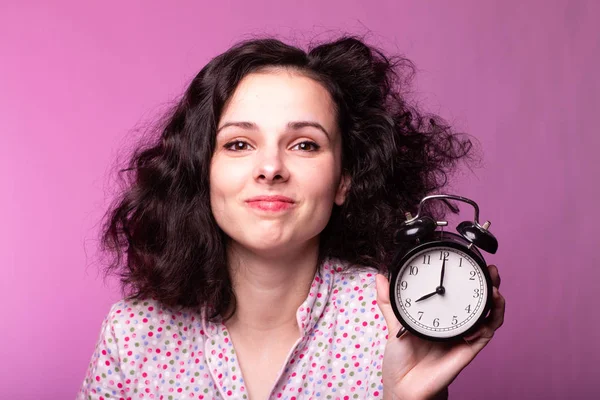 Mooie Krullend Meisje Pyjama Roze Achtergrond — Stockfoto