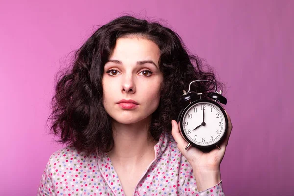 Mooie Krullend Meisje Pyjama Roze Achtergrond — Stockfoto