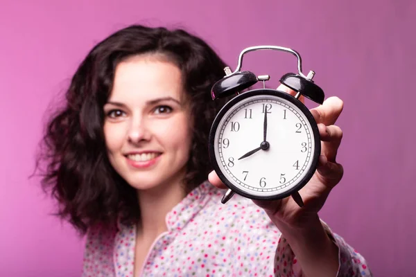 Schöne Lockige Mädchen Pyjama Rosa Hintergrund — Stockfoto