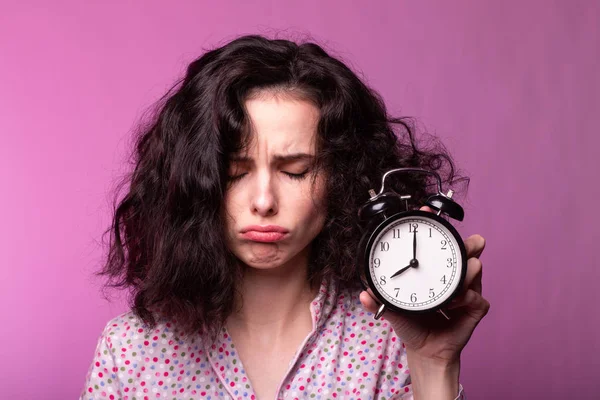 Bella Ragazza Riccia Pigiama Sfondo Rosa — Foto Stock