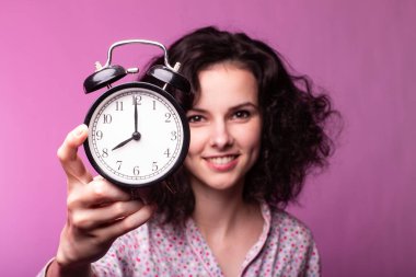 pijama güzel kıvırcık kız, pembe arka plan