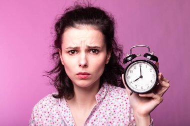 pijama güzel kıvırcık kız, pembe arka plan