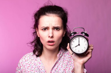 pijama güzel kıvırcık kız, pembe arka plan