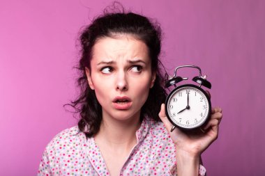 pijama güzel kıvırcık kız, pembe arka plan