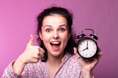 Pijamalı güzel kıvırcık kız pembe arka plan