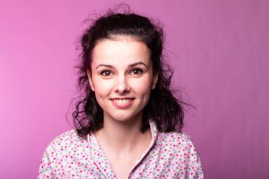 Pijamalı güzel kıvırcık kız pembe arka plan