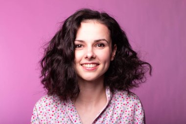 Pijamalı güzel kıvırcık kız pembe arka plan