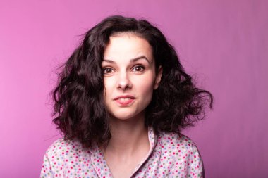 Pijamalı güzel kıvırcık kız pembe arka plan